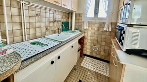 Private kitchen - Comfortable studio in Saint-Cyprien, near beach, balcony, parking, pets allowed (Saint-Cyprien)