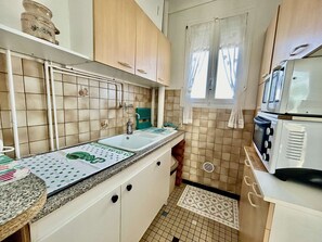 Fridge, microwave - Comfortable studio in Saint-Cyprien, near beach, balcony, parking, pets allowed (Saint-Cyprien)