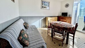 Living area - Comfortable studio in Saint-Cyprien, near beach, balcony, parking, pets allowed (Saint-Cyprien)