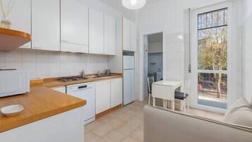 Frigorifero, microonde, forno, piano cottura