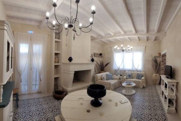 TV connectée, cheminée, livres, chaîne hi-fi