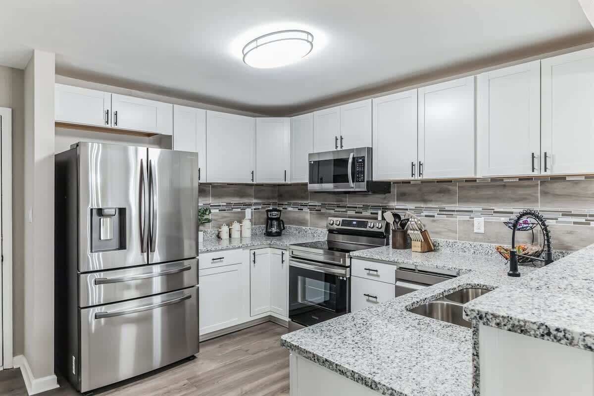 Frigorífic, microones, forn i placa de cuina 