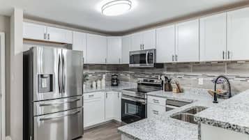 Frigorífic, microones, forn i placa de cuina