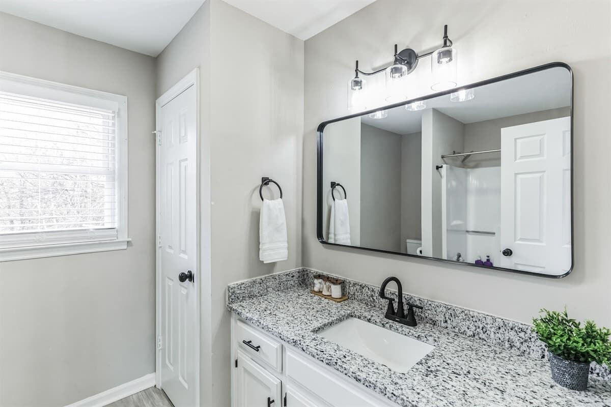 Chuveiro, secador de cabelo, toalhas de banho 