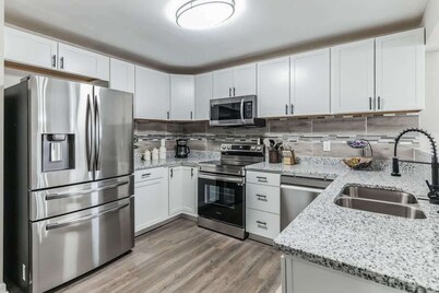 Charming 3BR Farmhouse • Fenced Acre • Madison