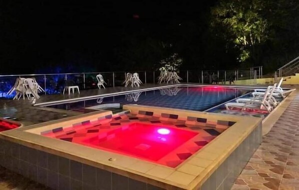 15 outdoor pools - hotelvillalucila (San Gil)