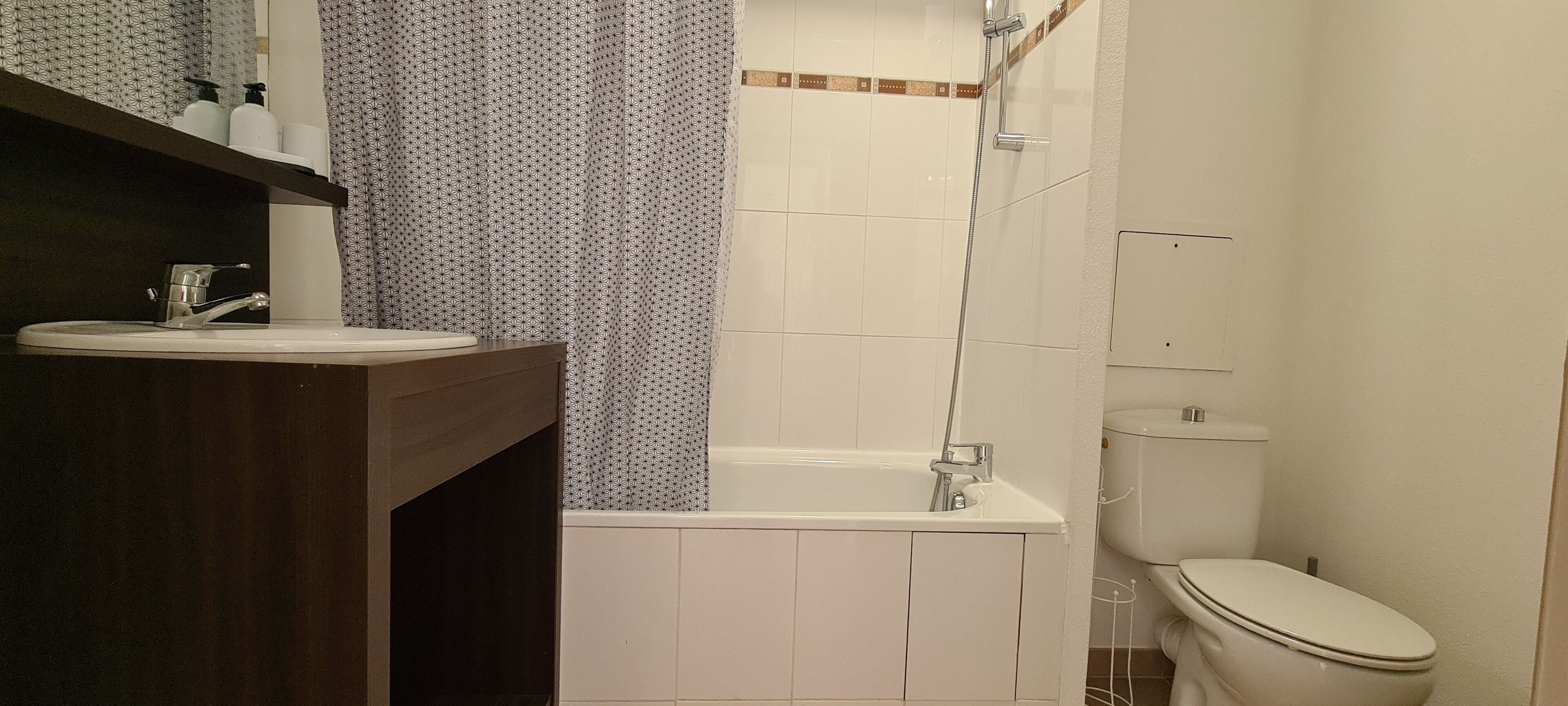 Haartrockner, Handtücher, Seife, Toilettenpapier