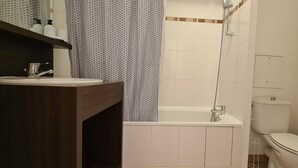 ヘアドライヤー、タオル、石鹸、トイレットペーパー
