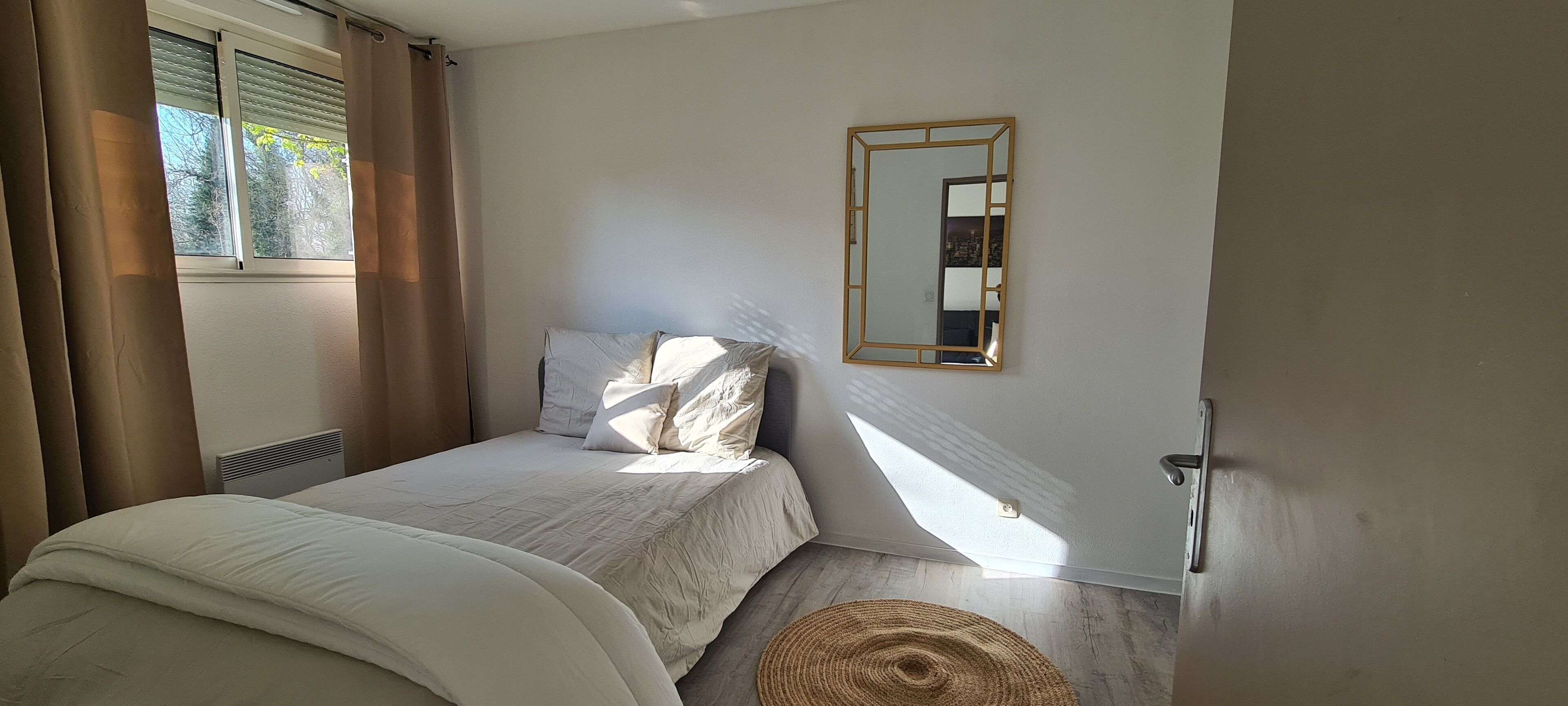 1 dormitorio, tabla de planchar con plancha, wifi y ropa de cama