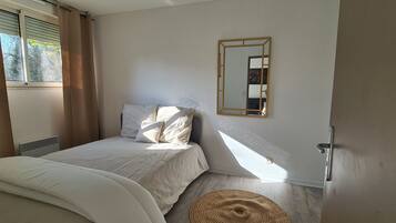 1 dormitorio, tabla de planchar con plancha, wifi y ropa de cama