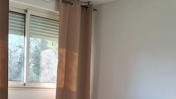 1 habitación, tabla de planchar con plancha, wifi y ropa de cama