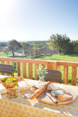Outdoor dining - Stable House is a place for your family to enjoy a taste of French living. (Beauville)