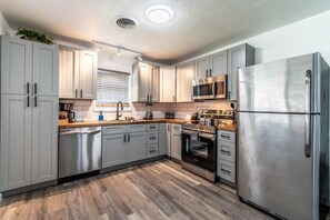 Refrigerador, microondas, horno y parrilla de estufa