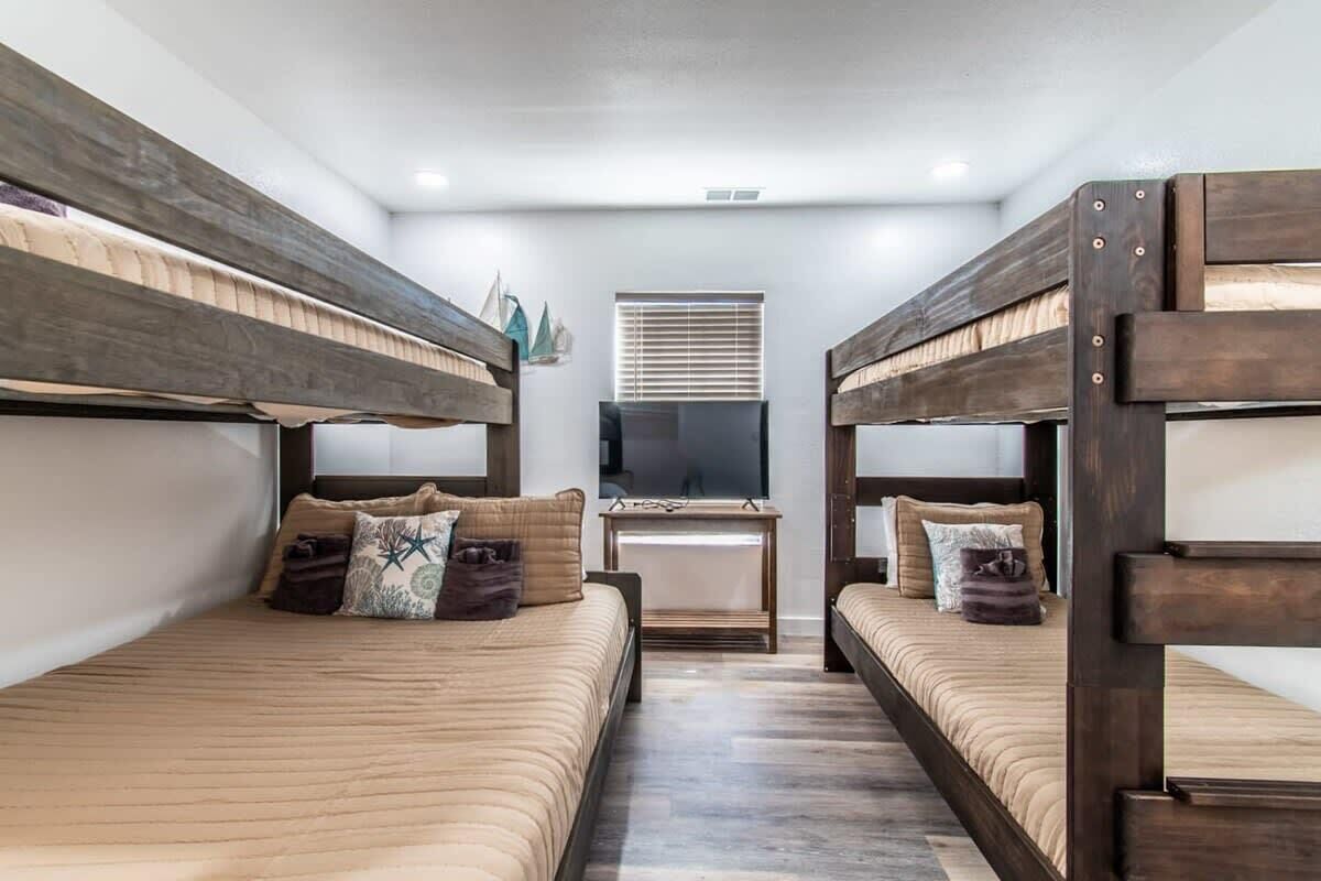 4 habitaciones, escritorio y tabla de planchar con plancha 