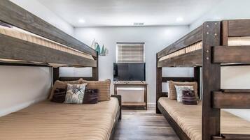 4 habitaciones, escritorio y tabla de planchar con plancha