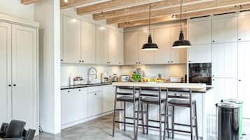 Fridge, dishwasher, coffee/tea maker