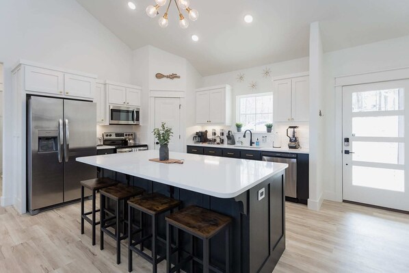 Réfrigérateur, micro-ondes, four, plaque de cuisson