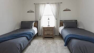 2nd bedroom with two twin mattresses
