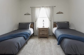 2nd bedroom with two twin mattresses - Ridgeline Retreat, Your Gateway to NWA Adventure! (Bella Vista)