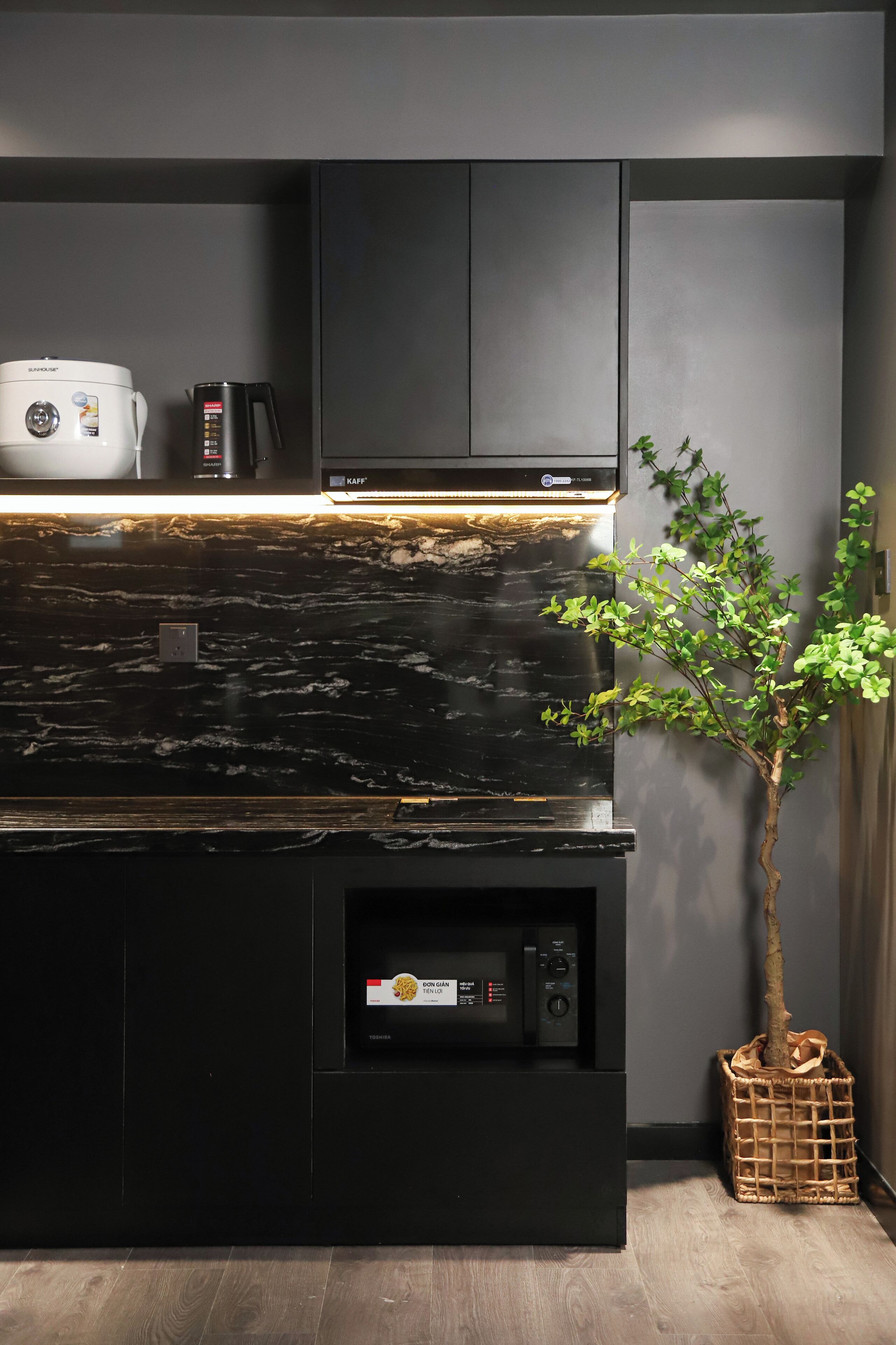 Refrigerador, microondas, servilletas de papel