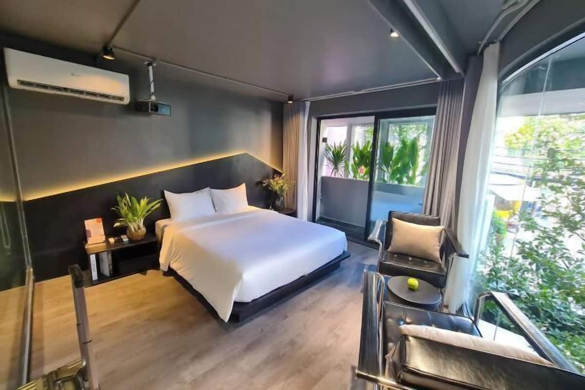 Frigobar (abastecido com alguns itens grátis), escrivaninha