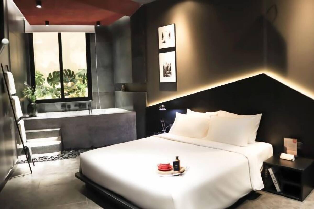 1 kamar tidur, isi minibar gratis, dan meja kerja