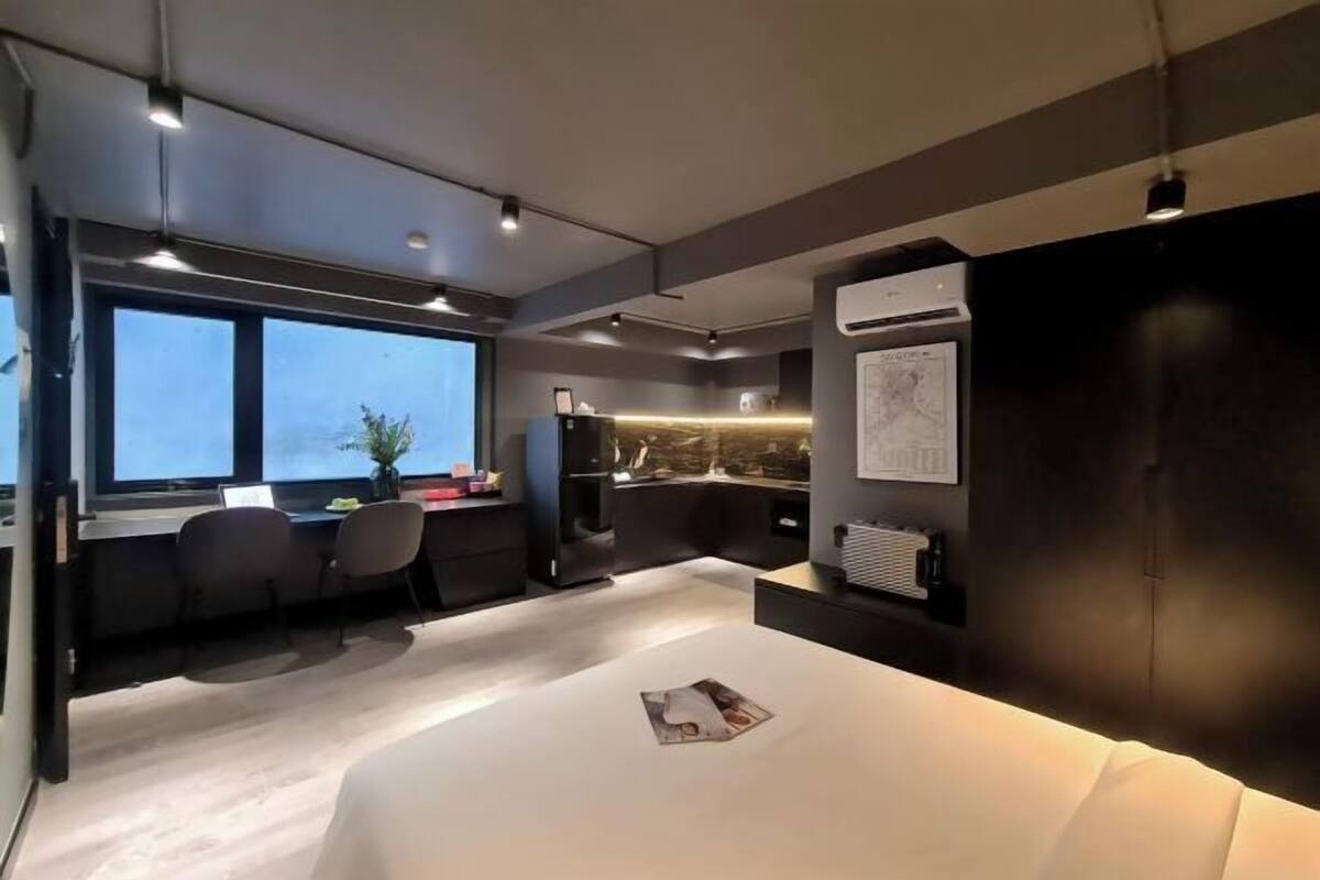 1 kamar tidur, isi minibar gratis, dan meja kerja