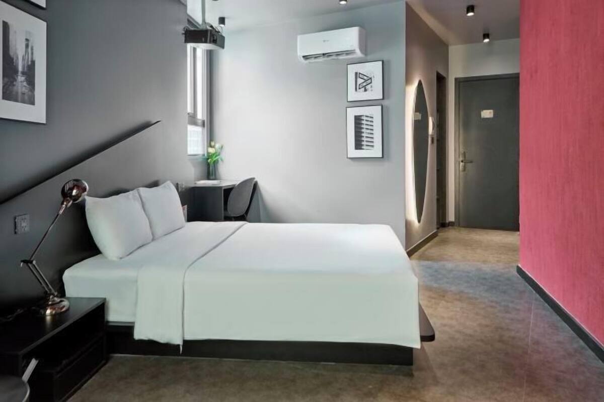 Minibar (con algunos artículos gratuitos) y escritorio