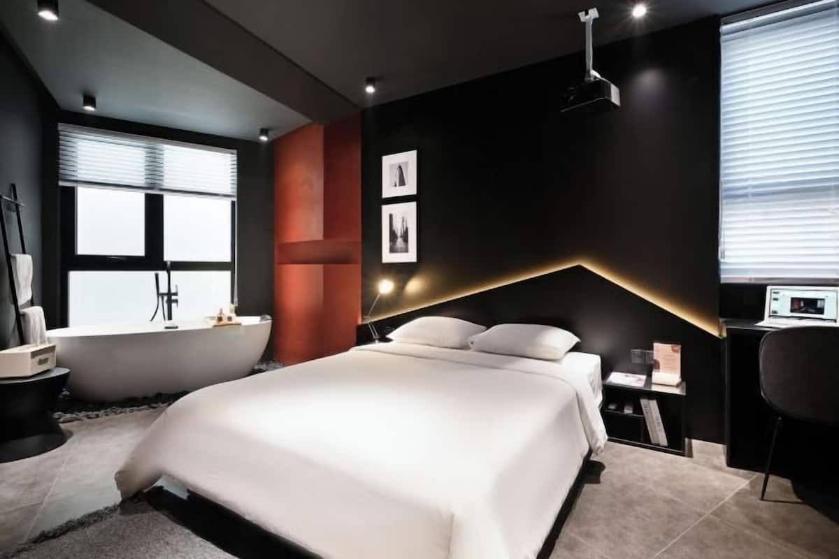 Frigobar (abastecido com alguns itens grátis), escrivaninha