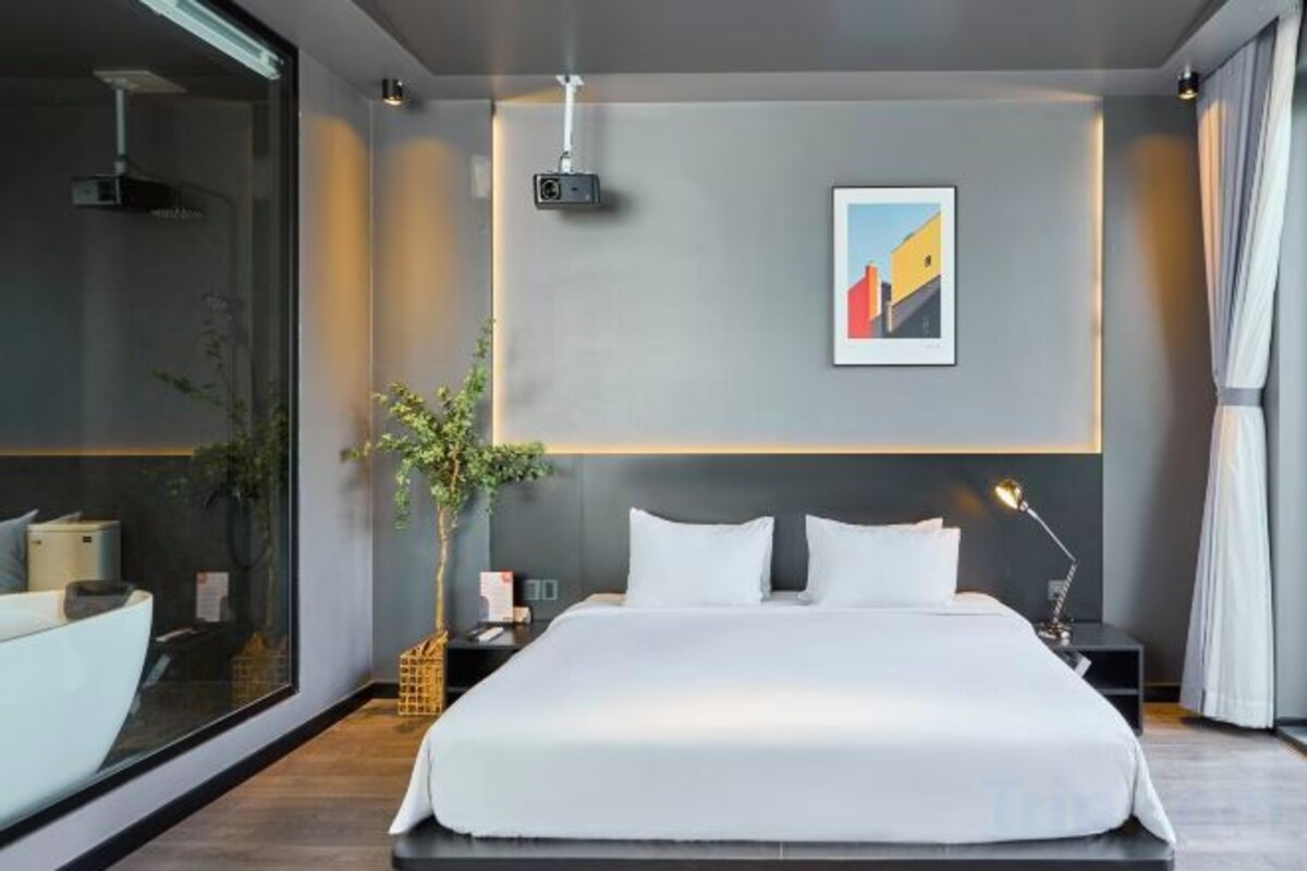 Minibar med vissa gratis produkter, skrivbord och arbetsyta för laptop