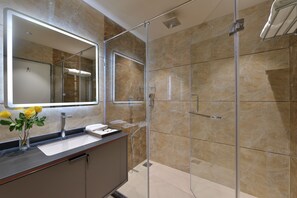 Kostenlose Toilettenartikel, Haartrockner, Hausschuhe, Handtücher