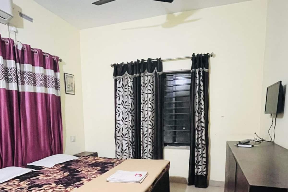 Desk, soundproofing, free WiFi, bed sheets
