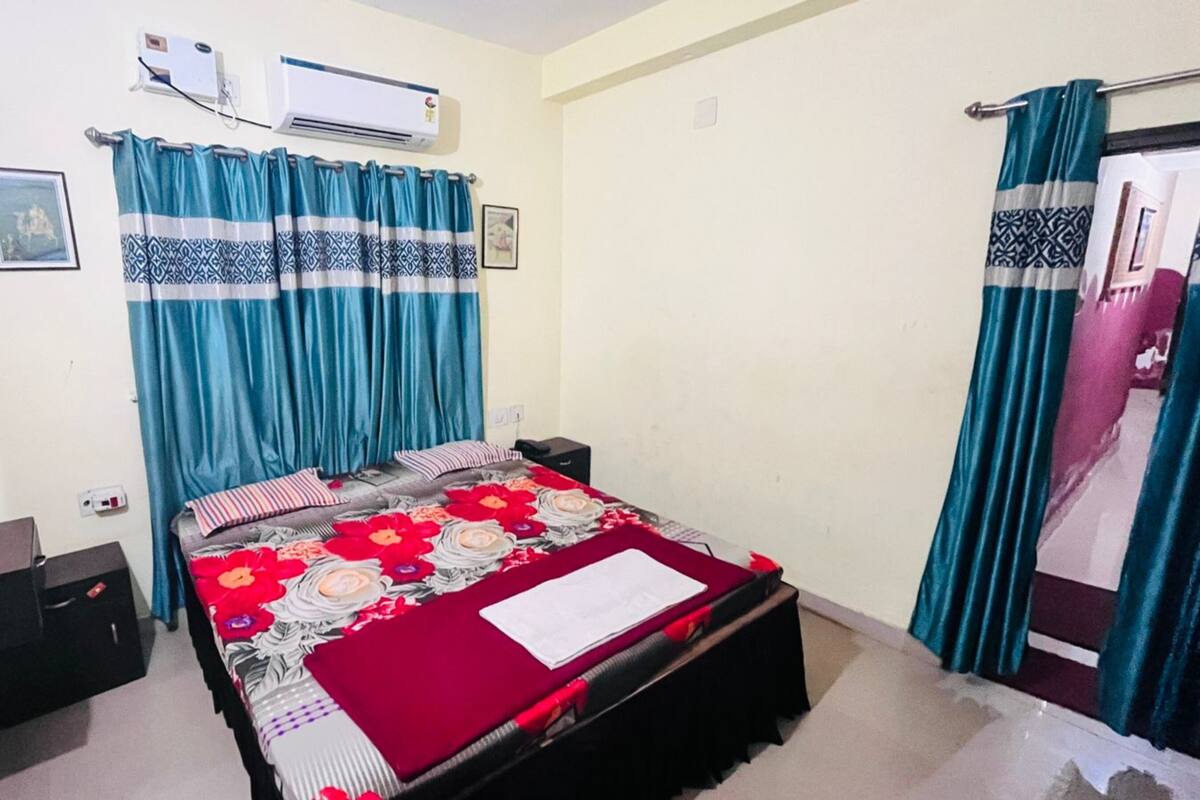 Desk, soundproofing, free WiFi, bed sheets