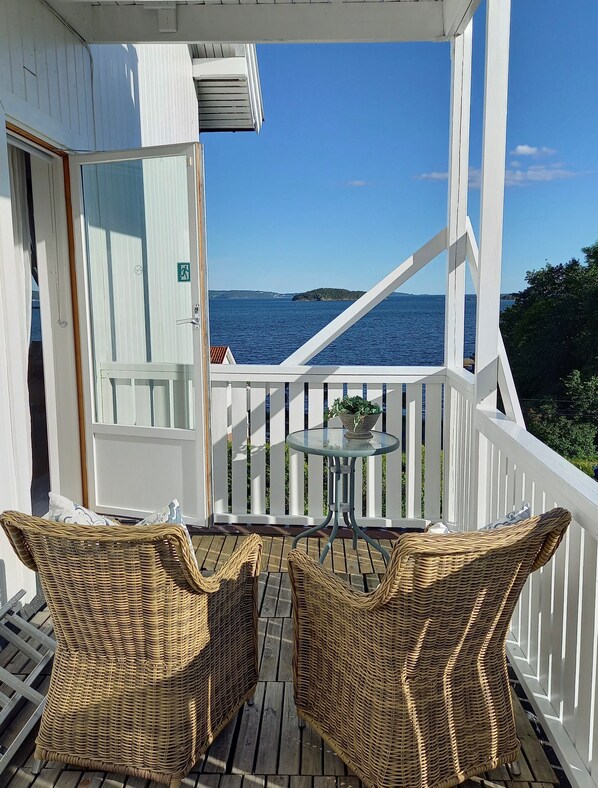 Cubrecamas, decoración personalizada, muebles diferentes y escritorio 