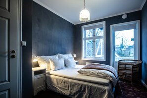 标准双人房 | 羽绒被、特色装修、特色家居、办公桌