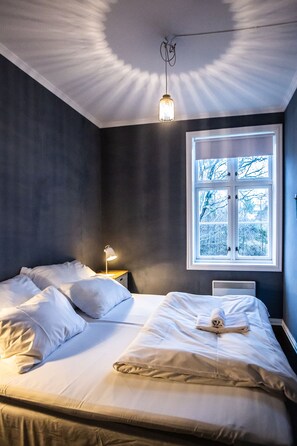 Cubrecamas, decoración personalizada, muebles diferentes y escritorio 