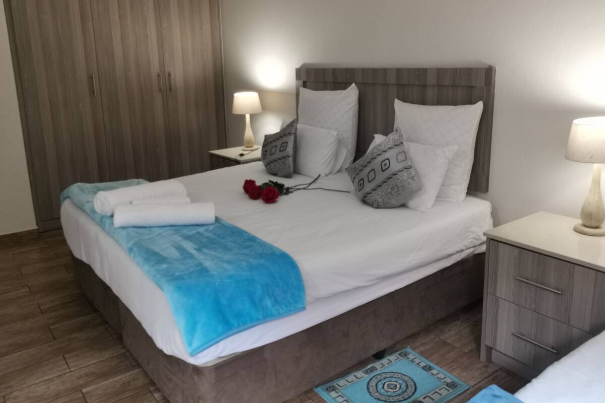 Luxe studio | Lakens van Egyptisch katoen, luxe beddengoed, een bureau