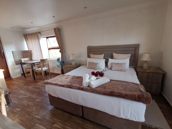 Basic Studio | Egyptian cotton sheets, premium bedding, desk, laptop workspace - 50 Galena Affordable Luxury (Roodepoort)