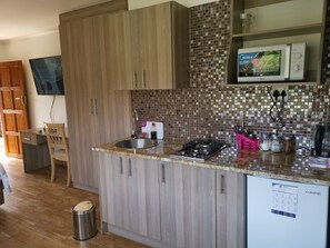 Basic Studio | Private kitchen | Fridge, microwave, stovetop, toaster - 50 Galena Affordable Luxury (Roodepoort)