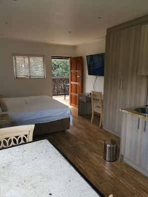 Basic Studio | Egyptian cotton sheets, premium bedding, desk, laptop workspace - 50 Galena Affordable Luxury (Roodepoort)
