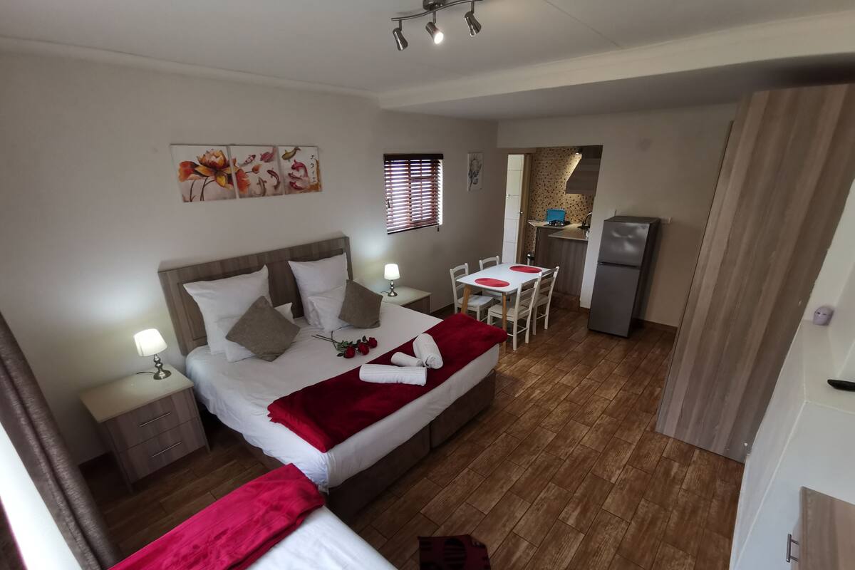 Eenvoudige studio | Lakens van Egyptisch katoen, luxe beddengoed, een bureau