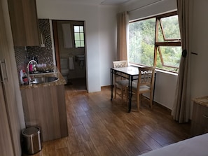 Basic Studio | Private kitchen | Fridge, microwave, stovetop, toaster - 50 Galena Affordable Luxury (Roodepoort)