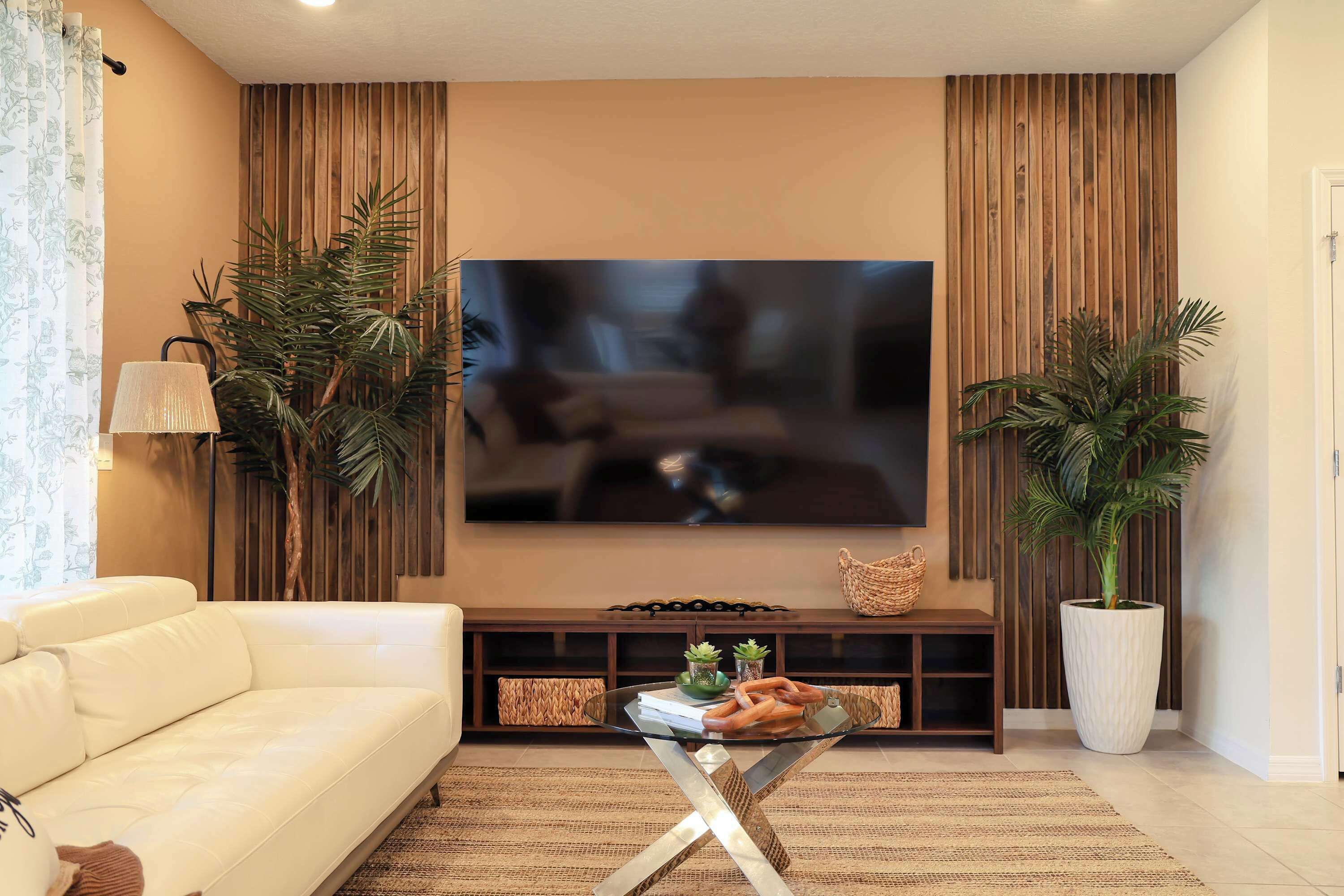 Télévision, cheminée, espaces bureaux