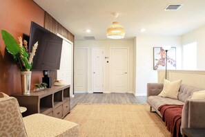 Tv, eldstad och kontor