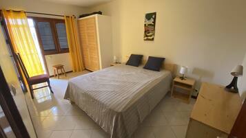 3 slaapkamers, een strijkplank/strijkijzer, reisbedje, gratis wifi