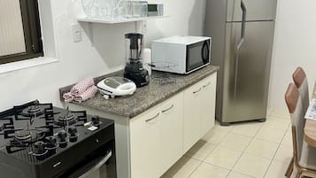 Full-sized fridge, microwave, oven, blender