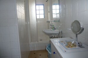 Een douche, een haardroger, toiletpapier