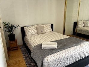 3 bedrooms, in-room safe, desk, free WiFi