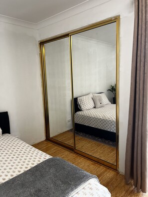 3 bedrooms, in-room safe, desk, free WiFi - Bright and beautiful home in Marangaroo, short drive to Perth CBD and beach.  (Marangaroo)