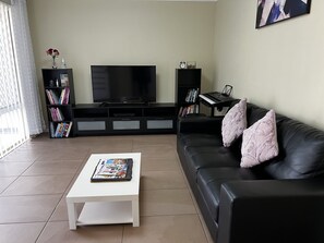 Smart TV, books - Bright and beautiful home in Marangaroo, short drive to Perth CBD and beach.  (Marangaroo)